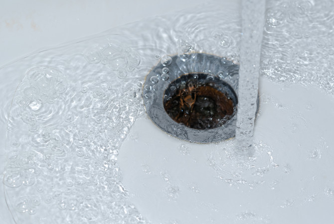 Cómo desatascar el desagüe de ducha con métodos caseros